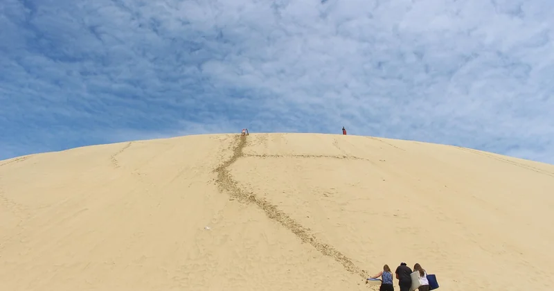 Sandboard, ski sur sable et descentes en 4x4 : le désert comme terrain de jeu